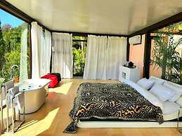 Stylish, Beautiful and Exotic Oleandro Glass Suite