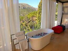 Stylish, Beautiful and Exotic Oleandro Glass Suite