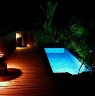 Stylish, Beautiful and Exotic Oleandro Glass Suite