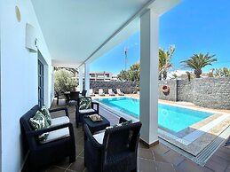 Beautiful 5-bed Villa in Playa Blanca