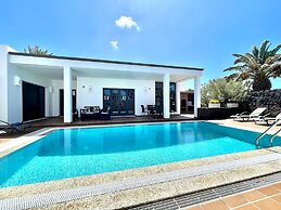 Beautiful 5-bed Villa in Playa Blanca