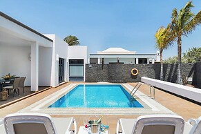 Villa Sleeps 6 With Pool Private & Sauna