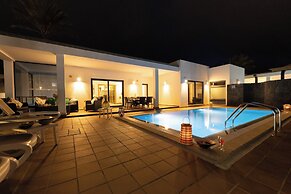 Villa Sleeps 6 With Pool Private & Sauna