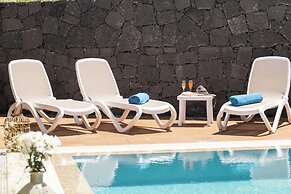 Villa Sleeps 6 With Pool Private & Sauna