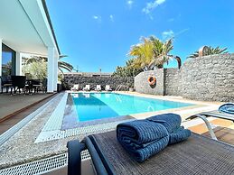 Beautiful 5-bed Villa in Playa Blanca