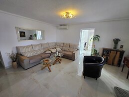 3-bed Villa Sleeps 8 With Private Pool