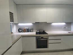 Captivating 2-bed Apartment First Line Beach