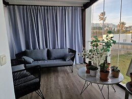 Captivating 2-bed Apartment First Line Beach