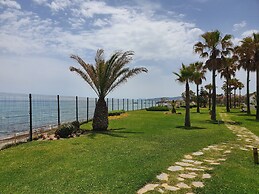 Captivating 2-bed Apartment First Line Beach