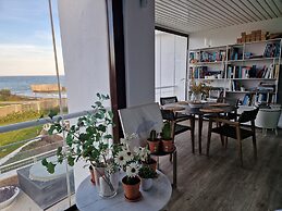 Captivating 2-bed Apartment First Line Beach