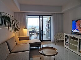 Captivating 2-bed Apartment First Line Beach
