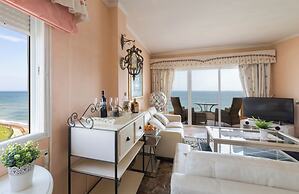 1 Line Beachfront Apartment With Stunning sea View