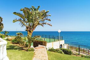 1 Line Beachfront Apartment With Stunning sea View