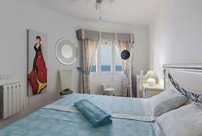 1 Line Beachfront Apartment With Stunning sea View