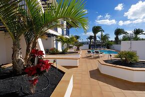 Remarkable 2-bed Apartment in Playa Blanca