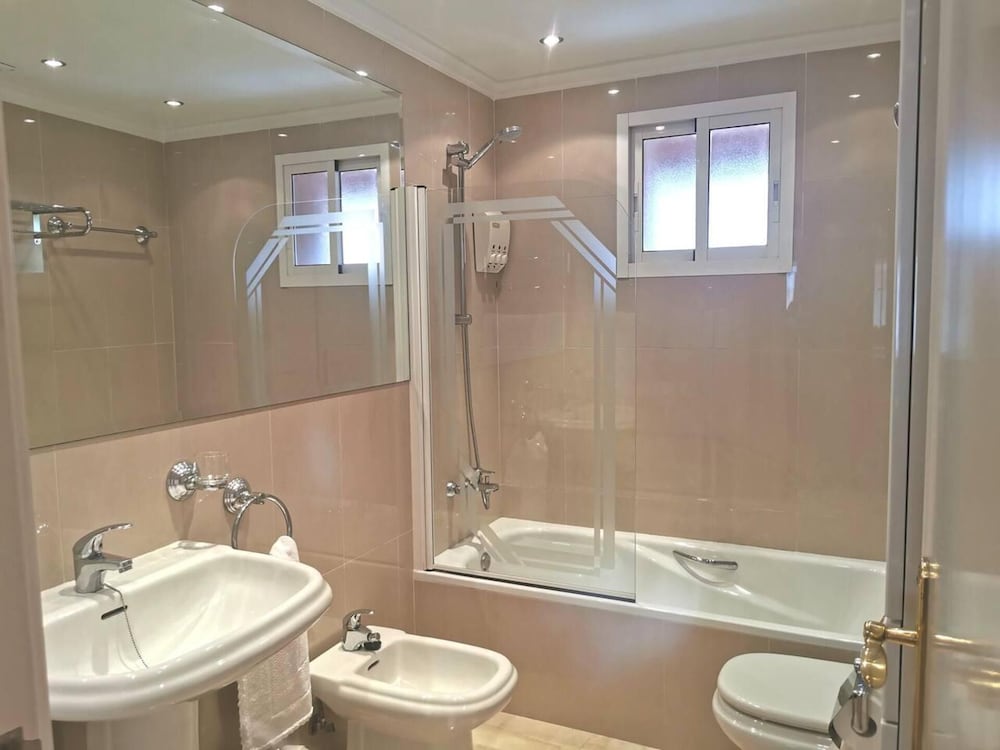 Pent-house, 3 Bedroom, Sleeps 6, Parking