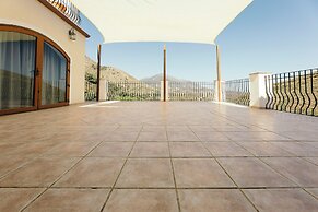 Luxurious 5 Bedroom Villa With Waterfall Closeby