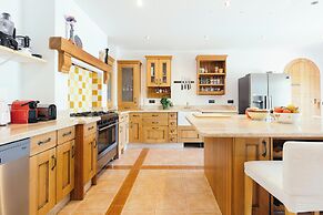 Luxurious 5 Bedroom Villa With Waterfall Closeby