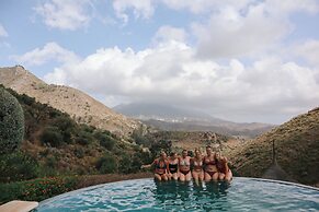 Luxurious 5 Bedroom Villa With Waterfall Closeby