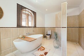 Luxurious 5 Bedroom Villa With Waterfall Closeby