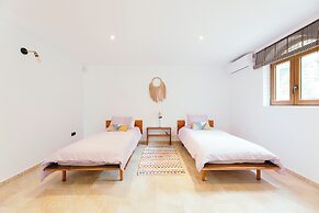 Luxurious 5 Bedroom Villa With Waterfall Closeby