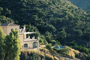 Luxurious 5 Bedroom Villa With Waterfall Closeby