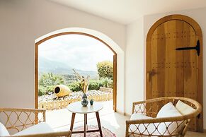 Luxurious 5 Bedroom Villa With Waterfall Closeby