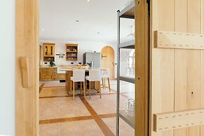 Luxurious 5 Bedroom Villa With Waterfall Closeby