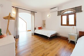 Luxurious 5 Bedroom Villa With Waterfall Closeby