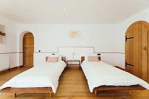 Luxurious 5 Bedroom Villa With Waterfall Closeby