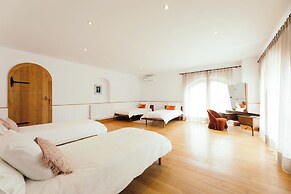 Luxurious 5 Bedroom Villa With Waterfall Closeby