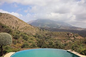 Luxurious 5 Bedroom Villa With Waterfall Closeby