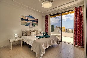 Lovely 2-bed Apartment & Jacuzzi Terrace & Pool