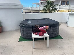 Lovely 2-bed Apartment & Jacuzzi Terrace & Pool