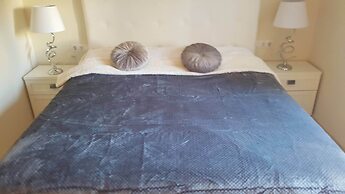 Apartmentsleeps4-pool-bbq-garden-ac