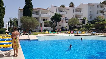 Apartmentsleeps4-pool-bbq-garden-ac