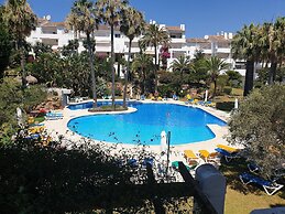 Apartmentsleeps4-pool-bbq-garden-ac