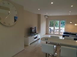 Apartmentsleeps4-pool-bbq-garden-ac