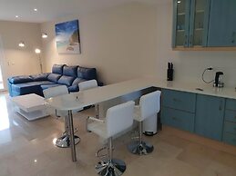 Apartmentsleeps4-pool-bbq-garden-ac