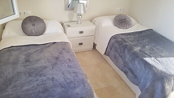 Apartmentsleeps4-pool-bbq-garden-ac