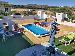 2-bed Villa With Pool, Garden & Parking Near Seron