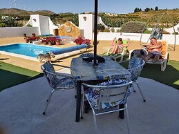 2-bed Villa With Pool, Garden & Parking Near Seron