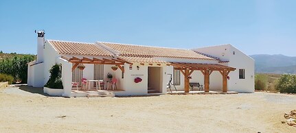 2-bed Villa With Pool, Garden & Parking Near Seron
