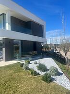 Luxury Villa in Perfect Location With sea Views