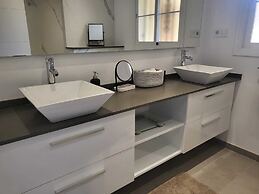 Luxurious Three Bedroom Duplex Apt Close to Beach