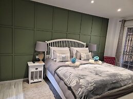 Luxurious Three Bedroom Duplex Apt Close to Beach