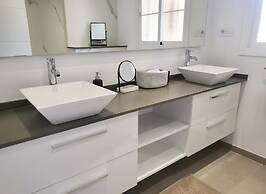 Duplex Apt, 3 Bedroom, Sleeps 6, Pool