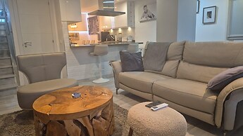 Newly Refurbished Luxury 3 Bed Duplex Apartment