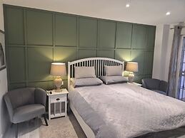 Newly Refurbished Luxury 3 Bed Duplex Apartment
