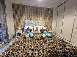 Luxurious Three Bedroom Duplex Apt Close to Beach